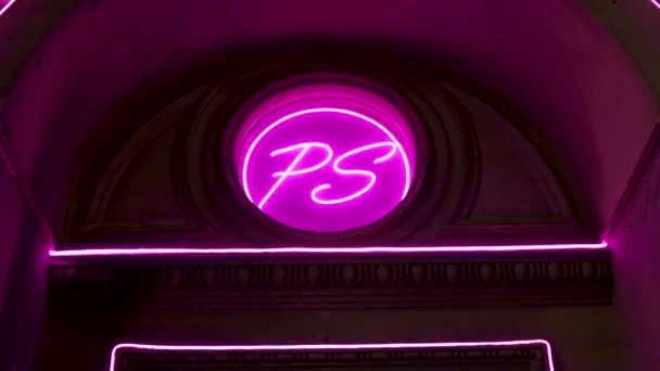 Neon Nachschrift Beschriftung Text Rosa Farbe Gebäude — Stockvideo