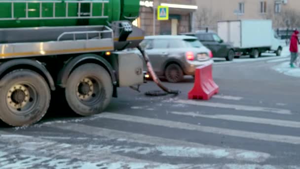 Lkw Tanker Pumpt Wasser Hochwasser Unfall Stadt Straße Sauber Russia — Stockvideo
