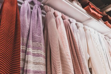 Tekstil seçim fabrikası pamuk malzeme tasarımı renkli satırı depoluyor