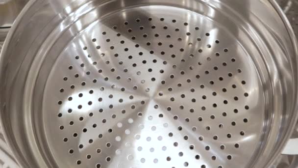 Alumínium Fém Colander Ipari Konyhai Eszközök Termék Elválasztó Víz — Stock videók