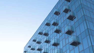 Gelecekteki işletme bürosunun yüksek teknolojili balkon mimarisi tasarımı.