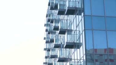 Gelecekteki işletme bürosunun yüksek teknolojili balkon mimarisi tasarımı.