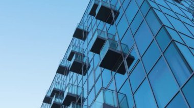 Gelecekteki işletme bürosunun yüksek teknolojili balkon mimarisi tasarımı.