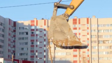 Kazı kepçesi döşeyen borular inşaat kazısı şehir onarımı