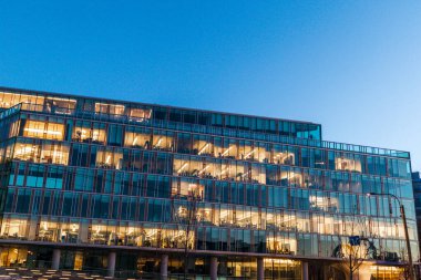 Ofis inşaatı sabah erken saatlerde uzaktan çalışma saatinde.