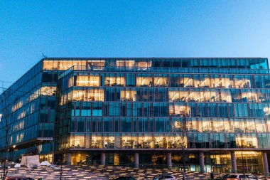 Ofis inşaatı sabah erken saatlerde uzaktan çalışma saatinde.