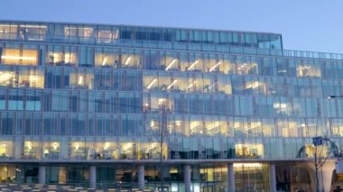 Ofis inşaatı sabah erken saatlerde uzaktan çalışma saatinde.