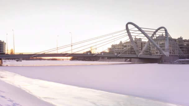 Gün Batımından Geceye Köprü Şehri Kış Manzarası Trafik Buzu — Stok video