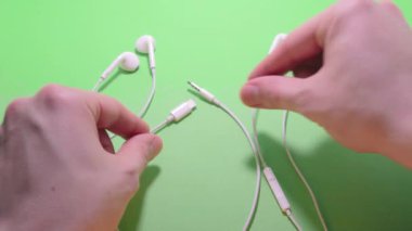 Kulaklıklar mini jack 'e karşı yıldırım konnektörü şarjı izole edilmiş kromakey