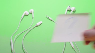 Kulaklıklar mini jack 'e karşı yıldırım konnektörü şarjı izole edilmiş kromakey