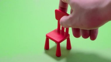 Kukla oyuncak sandalye krom anahtarı izole edilmiş plastik iç mekan detay nesnesi