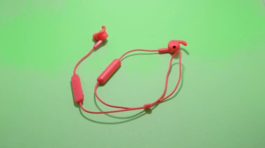 spor hareketi için kablosuz bluetooth kırmızı kulaklıklar izole edilmiş krom su direnci
