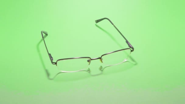 Óculos Objeto Isolado Cromakey Esfregando Limpeza Acessórios Vidro Cuidado Macro — Vídeo de Stock