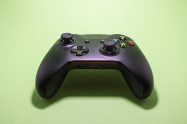 Oyun oynamak için düğmelere basarak izole edilmiş kromakey konsolu çalmak için joystick