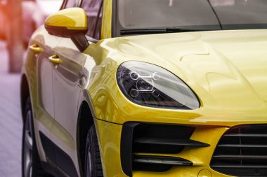 Spor araba sarısı ışıklar ve aynalar aerodinamik kesişme. ticari kullanım için temizlendi