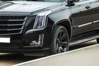 Siyah SUV ayrıntıları araba güvenliği özel koruma gizli servisi aydınlatıyor 