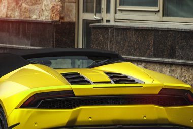 Spor araba sarısı ayrıntılar ışıkları ve çatı aerodinamiklerini durdurur. ticari kullanım için temizlendi