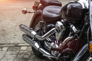 Motosiklet yakıt tankı egzoz borusu krom detayları.Ticari kullanım için temizlendi