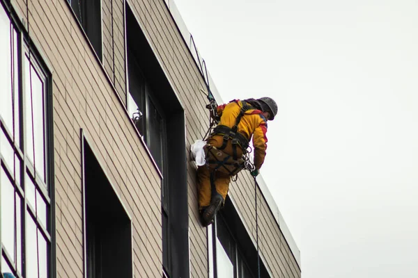 Montera Klättring Byggare Reparation Skyskrapa Byggnad Arbetsflöde Säkerhet Professionell — Stockfoto