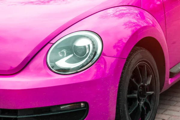 Rosa Ragazza Auto Con Fari Rotondi Dettaglio Stile Pneumatico Cars — Foto Stock