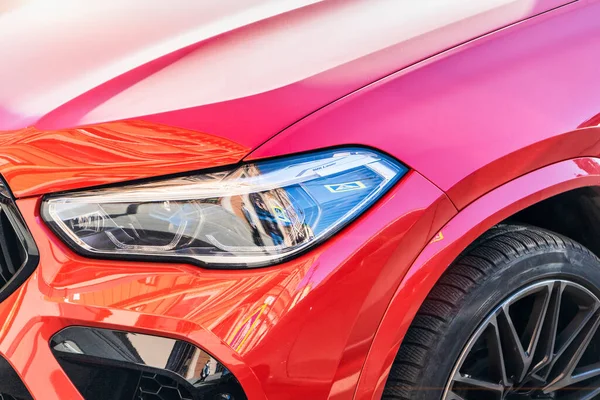 Sport Car Rosso Dettagli Luci Specchi Aerodinamica Crossover Autorizzato Uso — Foto Stock