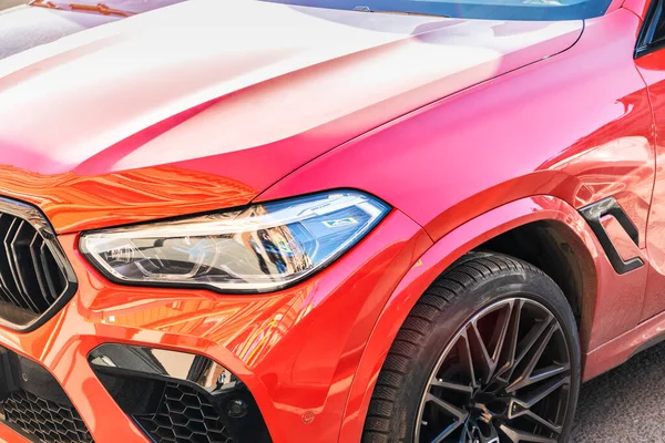 Sport Car Rosso Dettagli Luci Specchi Aerodinamica Crossover Autorizzato Uso — Foto Stock