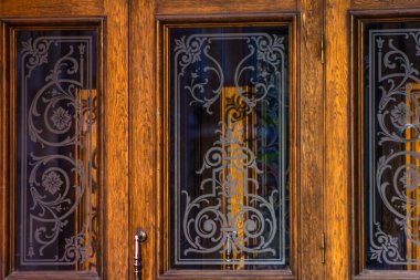 Kapılar için vitraylı pencereler. Özel cam kapılar yapıyoruz.