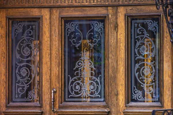 Kapılar için vitraylı pencereler. Özel cam kapılar yapıyoruz.