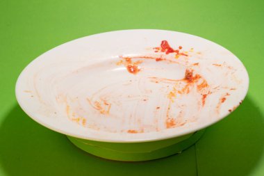 Kirli tabak yıkama izole edilmiş krom anahtar temizleyicisi konsepti ye