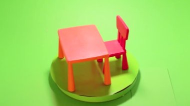 Oyuncak kukla koltuğu krom anahtar modelini izole etti. Mobilya mağazası hariç.