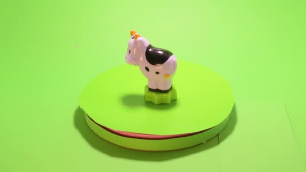 Leksak ko på chromakey isolerad rolig objekt grön skärm — Stockvideo