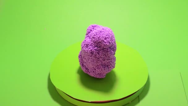 Boll Styrofoam plasticine isolerad icke-klibbar på fingrarna — Stockvideo