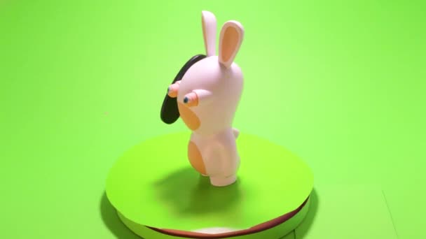 Jouet lapin sur chromakey tourner isolé drôle objet écran vert — Video