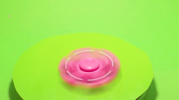 Spinner on chroma key izolált rózsaszín színforgatás — Stock videók