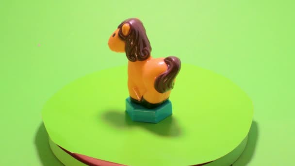 Cavalo de brinquedo no chromakey isolado engraçado objeto tela verde — Vídeo de Stock