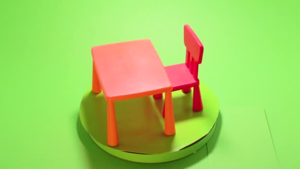 木偶玩具椅子孤立的色键模型。概念家具店 — 图库视频影像