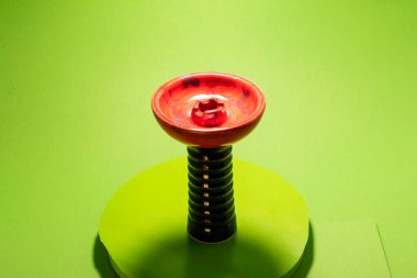 Nargile için kase. İzole edilmiş tütsülenmiş krom tütsü. 