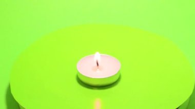 Isıtan mum izole edilmiş küçük yuvarlak krom anahtar parlayan alev dumanı