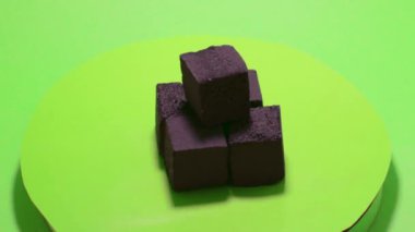 Nargile briketi için kömürler izole nesne kroma anahtar küpü