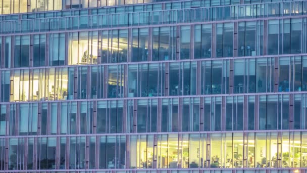 Ofis Çalışanlarının Olduğu Şirket Binası Pencerelerde Dinamik Bir Işık Yanıp — Stok video