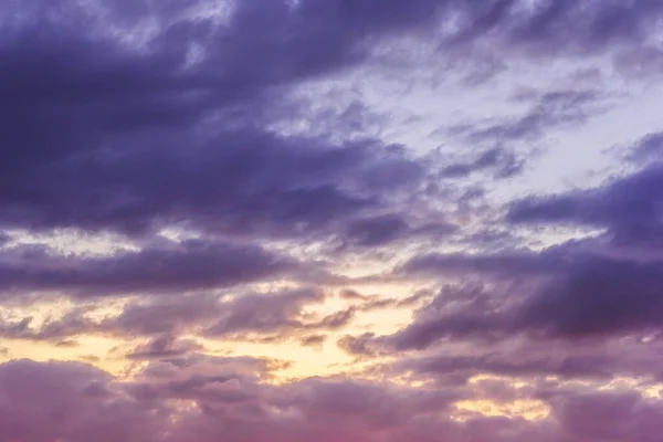 Tramonto Cielo Con Nuvole Raggi Sole Attraverso Nuvole Vento Galleggiante — Foto Stock