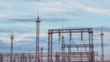 Elektrik santrali anten elektrik hatları şimşek çubukları bulutları, fırtınada atmosfer. dinamik bir şekilde bulutları geçiyor. Zaman ayarlı 4K. Kavram enerjisi doğal fenomen. mavi renk.