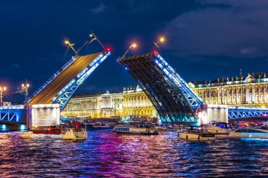 Drawbridge St. Petersburg Sarayı köprüsünün açılışı. Konsept ulaşım nehir taşımacılığı. Beyaz gece .