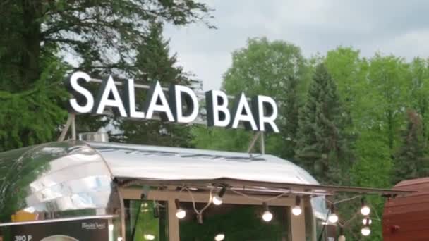 Furgonetas con festival de bar de comida callejera en el parque de la ciudad — Vídeo de stock