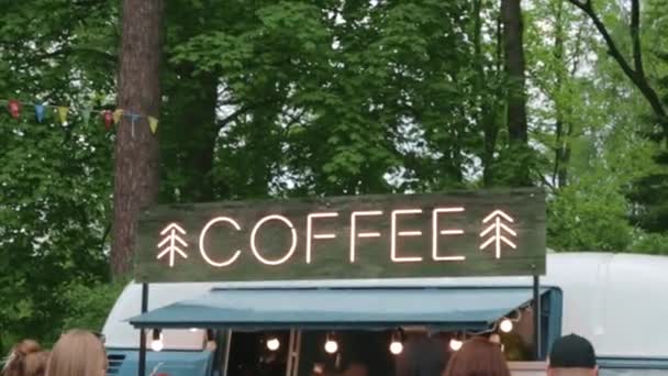 Lieferwagen Mit Street Food Bar Festival Stadtpark Konzept Kleinunternehmer Und — Stockvideo