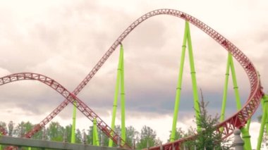 Eğlence parkı kaydırağı ve tırmanma güzel gökyüzü paten maliyeti .konsept aşırı eğlenceli duygu. Pembe renk