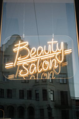 Vitrinde neon tabelalı güzellik salonu makyajı 