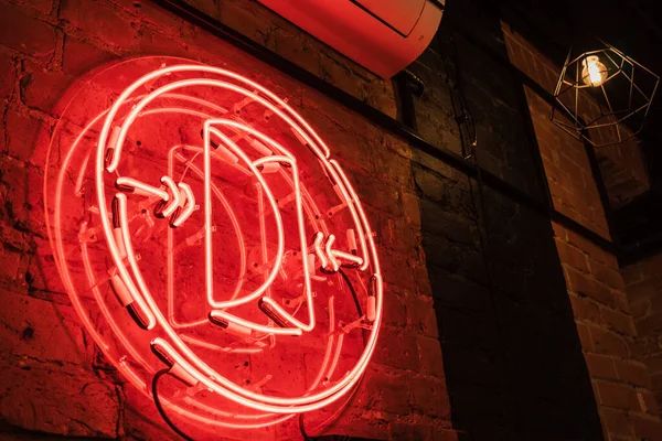 Neonreklame hängt an der Ziegelwand des Restaurants. — Stockfoto