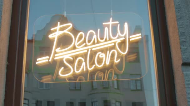 Neon znak salon piękności W gablocie okna — Wideo stockowe