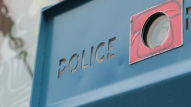  Polis kameranın gözü ağabeyimi gözetliyor. 911 konsepti. 